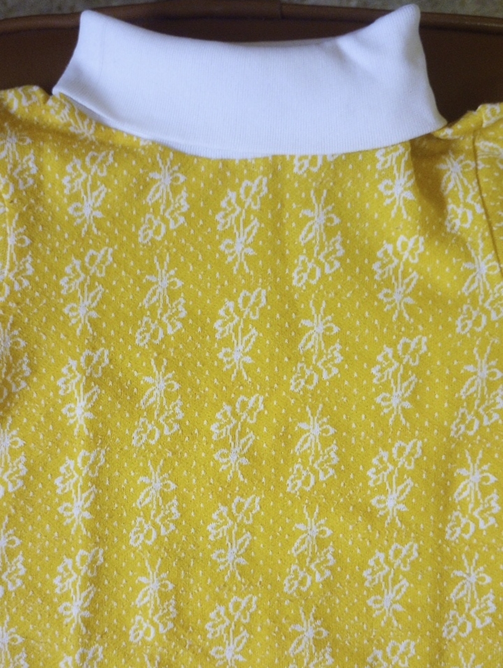 Sears Winnie the Pooh Gold & White Floral Shirt w/ Turtleneck Collar, Size Small